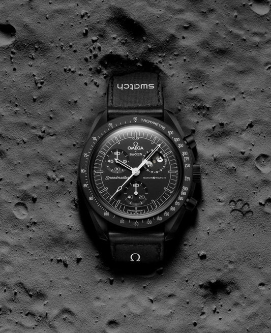 MOONSWATCH MISSION TO MOONPHASE SNOOPY - SWATCH X OMEGA BIOCERAMIC