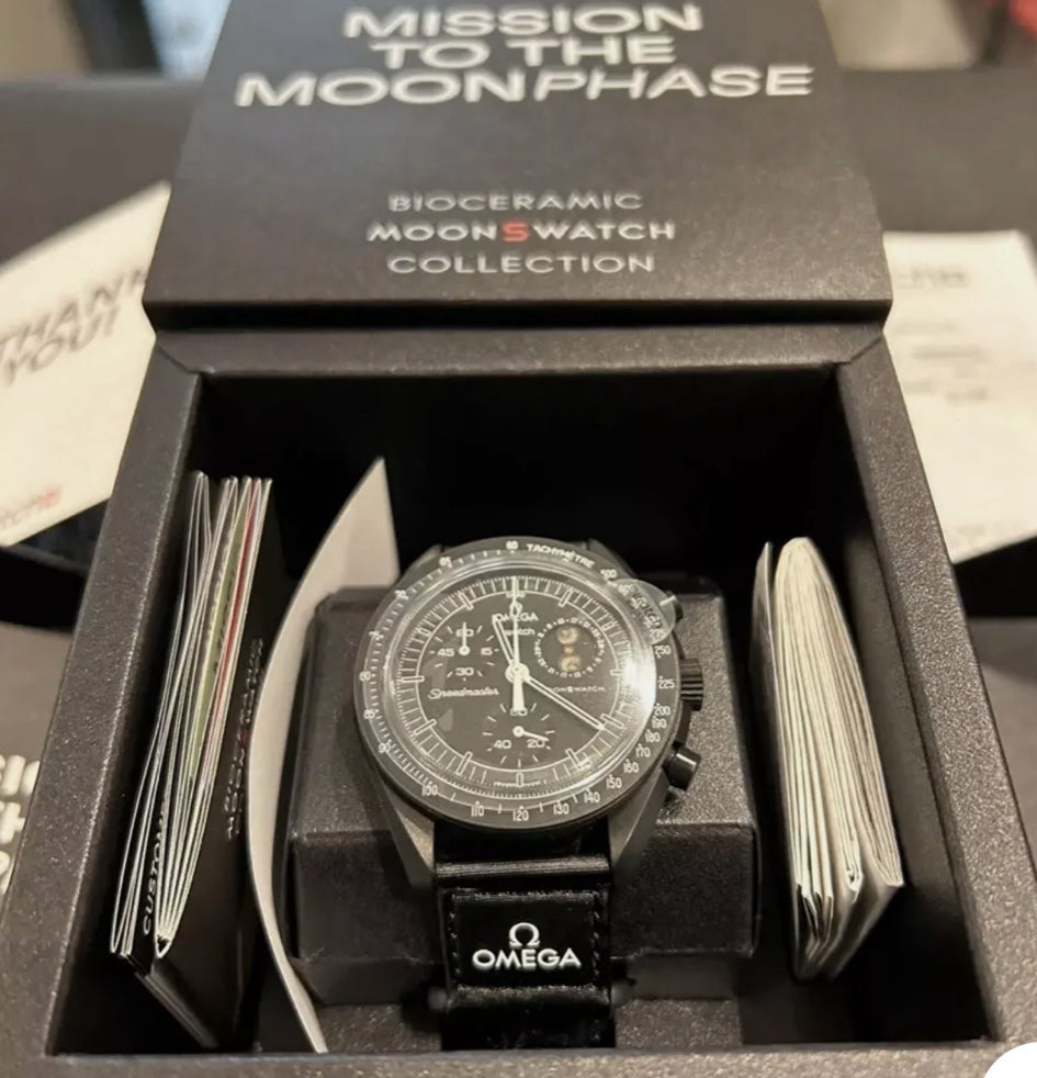 MOONSWATCH MISSION TO MOONPHASE SNOOPY - SWATCH X OMEGA BIOCERAMIC