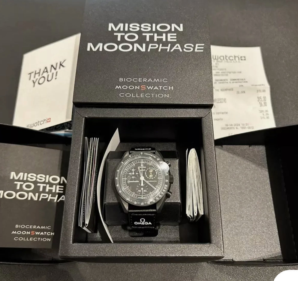 MOONSWATCH MISSION TO MOONPHASE SNOOPY - SWATCH X OMEGA BIOCERAMIC